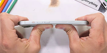 Посмотрите, как iPhone 15 справился с тем же испытанием на изгиб, что сломало 15 Pro Max