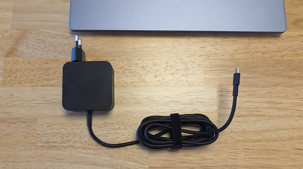 ASUS VivoBook S14 - блок питания