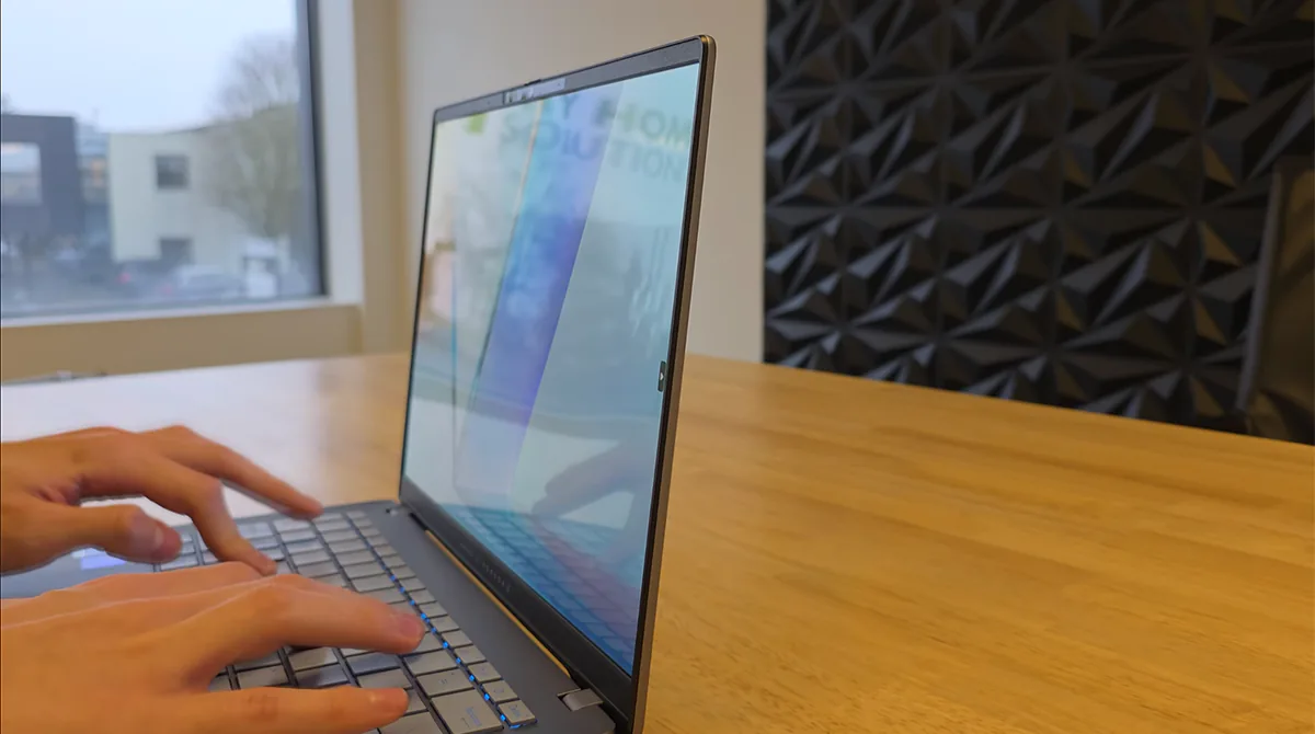 ASUS VivoBook S14 - глянцевый экран