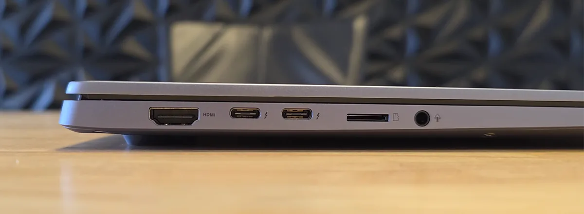 ASUS VivoBook S14 - вид слева