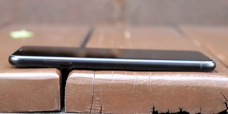 Левая грань смартфона ASUS ZenFone 5Z