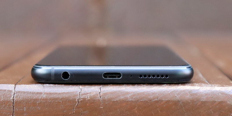Нижняя грань смартфона ASUS ZenFone 5Z