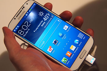 Samsung Galaxy S5 в руках тестирующего