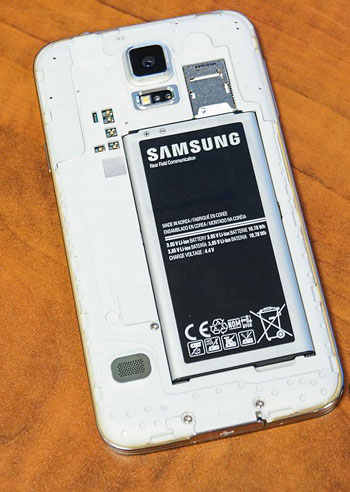 Samsung Galaxy S5 с открытой задней крышкой