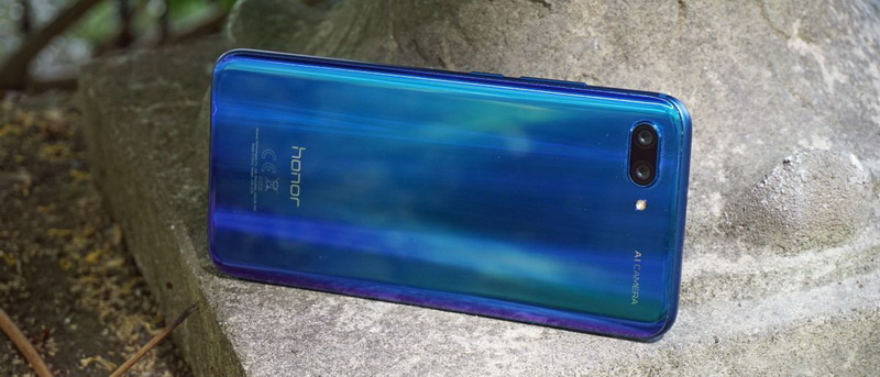 Тыльная сторона смартфона Huawei Honor 10