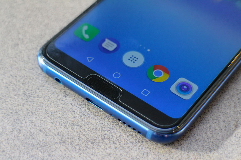 Верхняя часть экрана смартфона Huawei Honor 10