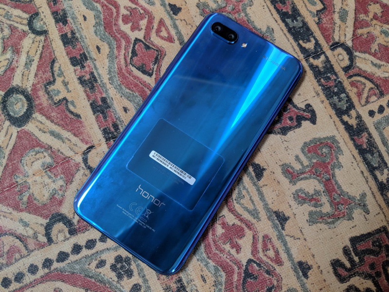 Вид сзади смартфона Huawei Honor 10