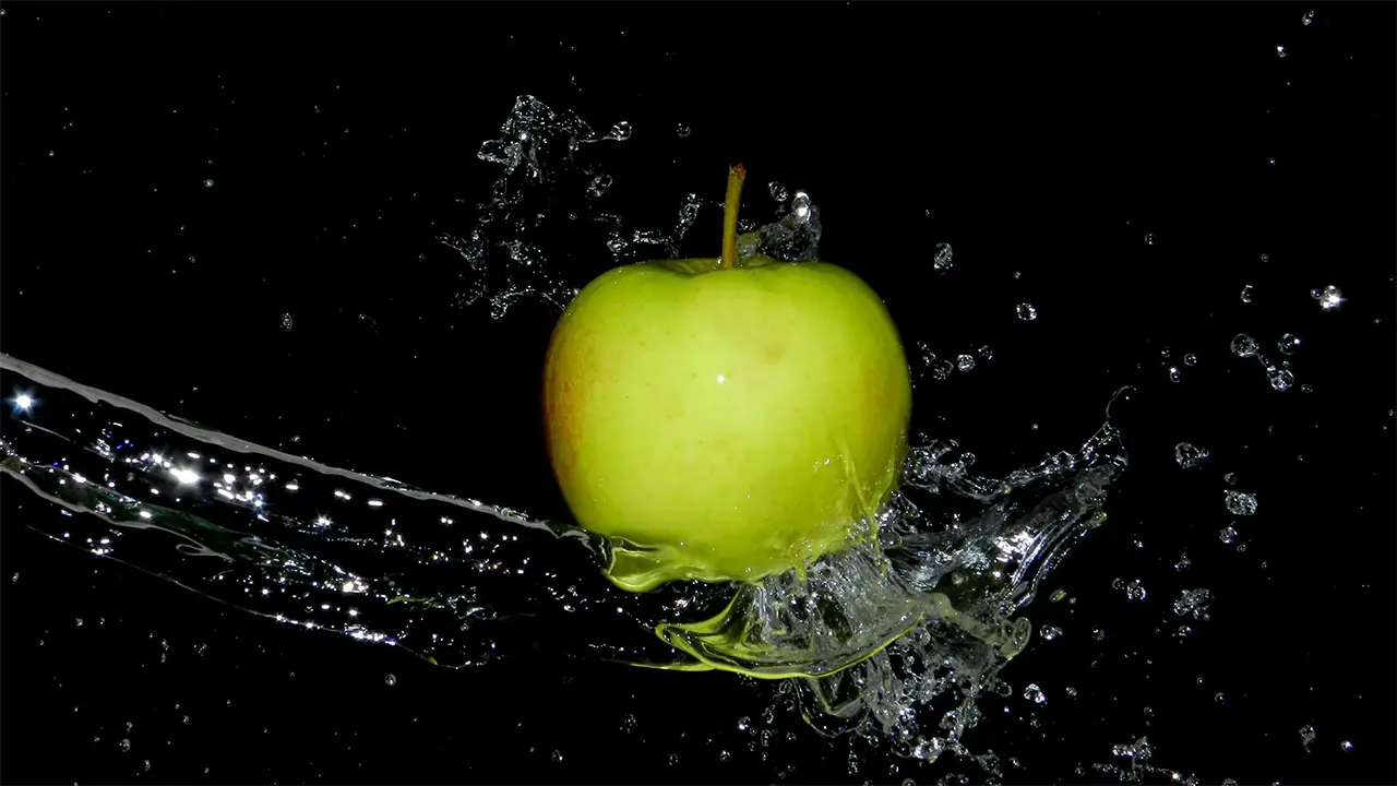 Яблоко в контакте с водой - аллегория с системой Apple Liquiddetectiond