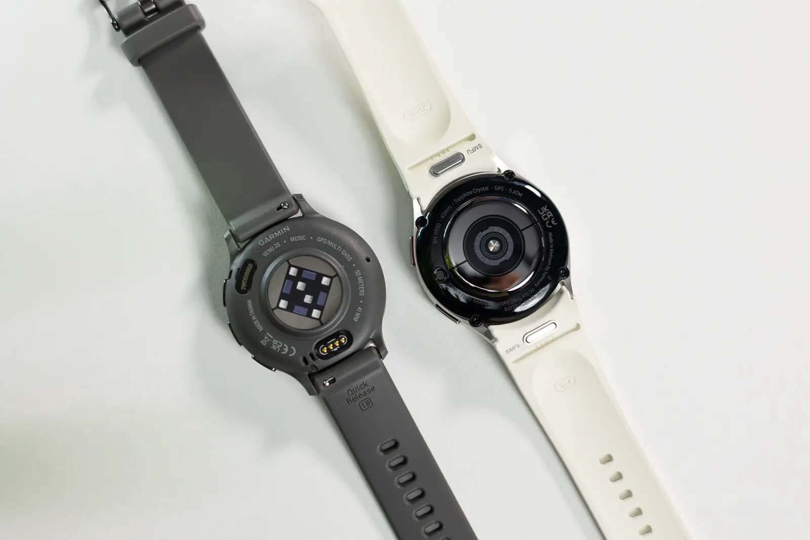 Тыльная сторона Garmin Venu 3 и Galaxy Watch 6