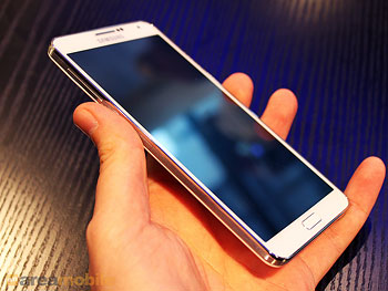 Samsung Galaxy Note 3 в руках тестируюющего
